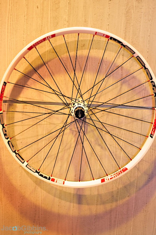 These EX1750 wheels are not that much heavier than the EXC1550 but do come in at a far more wallet friendly EUR820. EX500 28mm rims again which replaced the older D5.1 aim the wheels at the lucrative all mountain and enduro market and are built around the well proven 240 hub with bladed spokes lacing the package together.