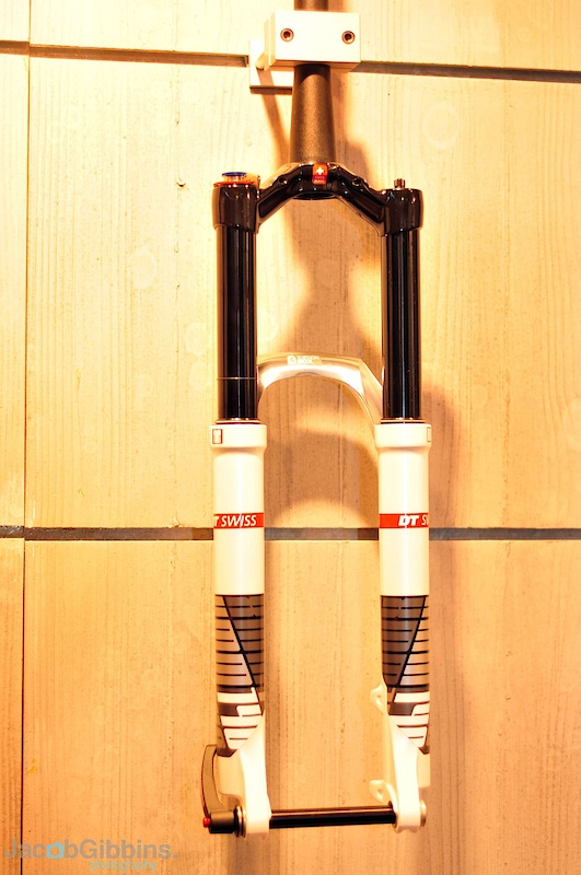 Seen here is the 15mm dropout option which is available on the magnesium lowers in addition to a normal 9mm QR. Pocketing and hollowing out of these helps keep the weight down without sacrificing stiffness whilst their own quick release lever is smooth and uses the bulge of the fork leg to prevent unwinding. Meanwhile, at the top of the burlier forks fork are the options of both standard and taper steerers.