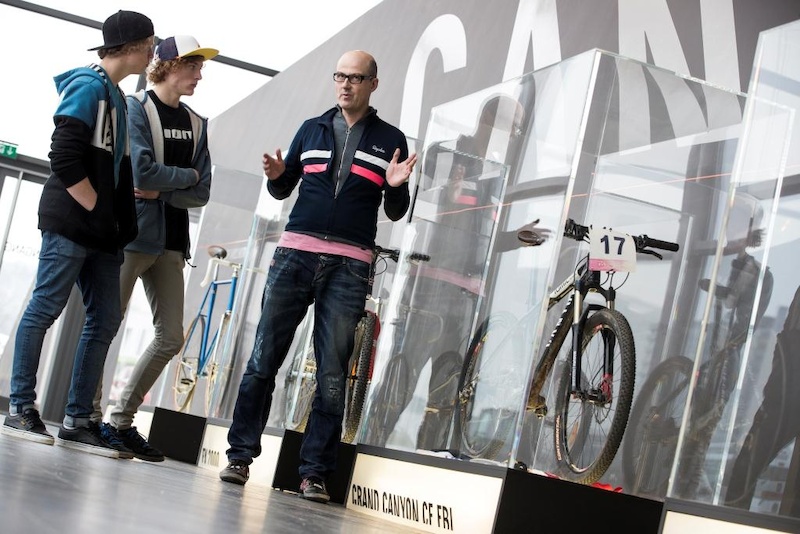 Roman Arnold tells Thomas and Anton about Canyon s history Copyright Markus Greber